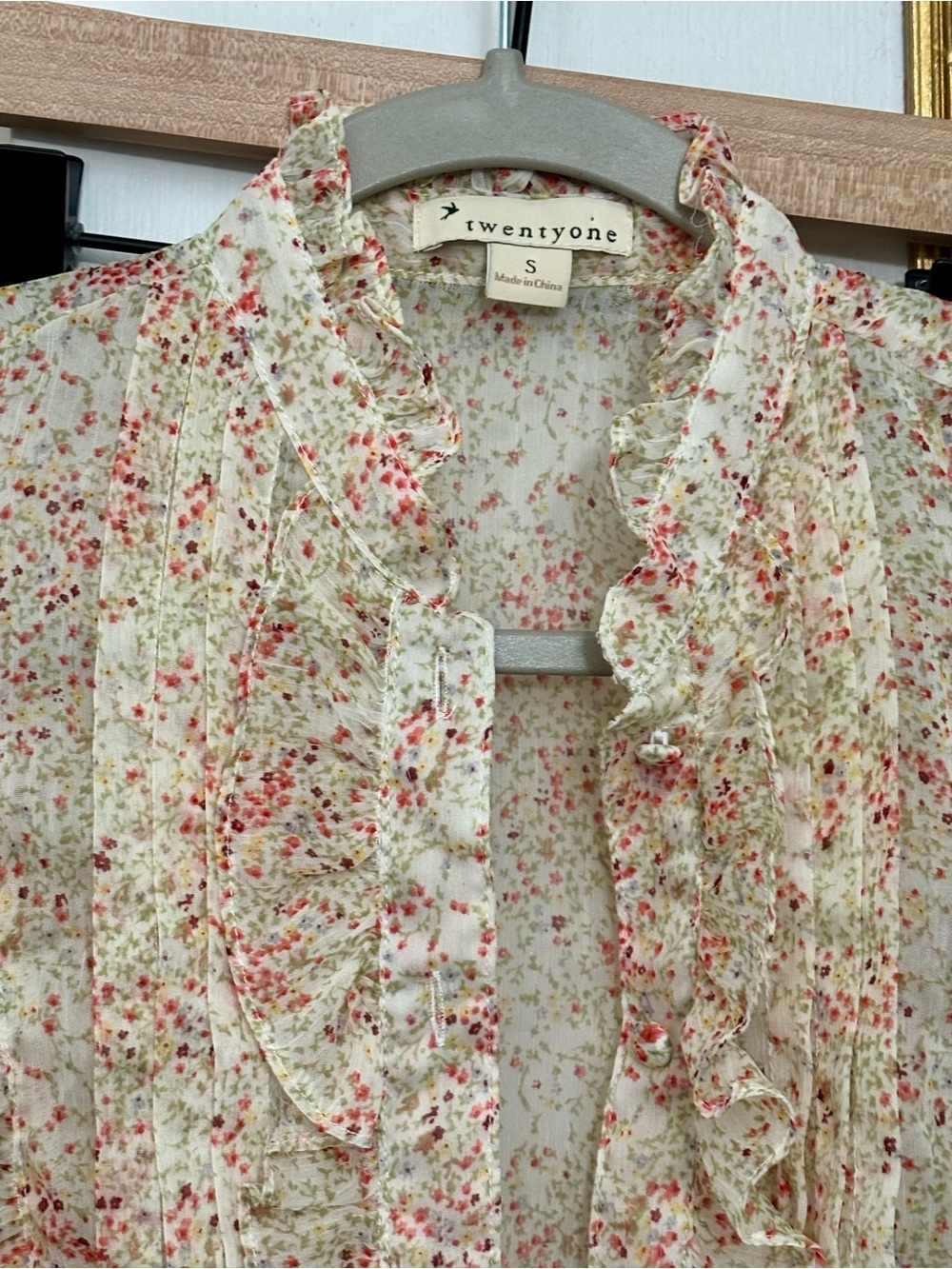 Ditsy Floral Print Ruffle Blouse - Picture 2 of 3